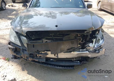 2010 Mercedes-Benz E 550 z USA, uszkodzony, nr VIN WDDHF7CB3AA104247